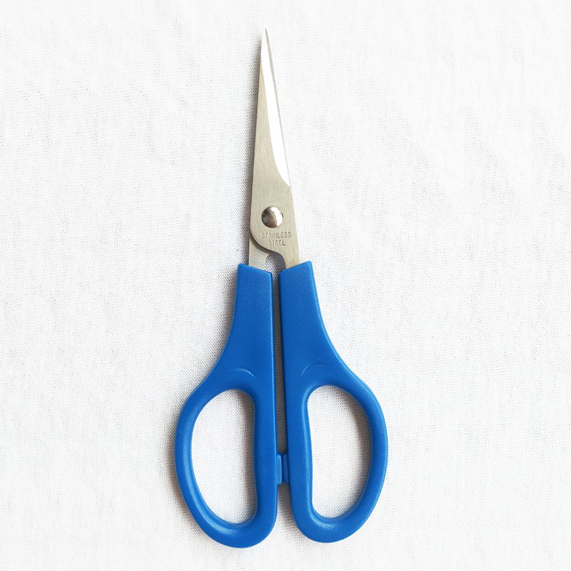 Small stainless steel sewing with pointed-tip for thread trimming